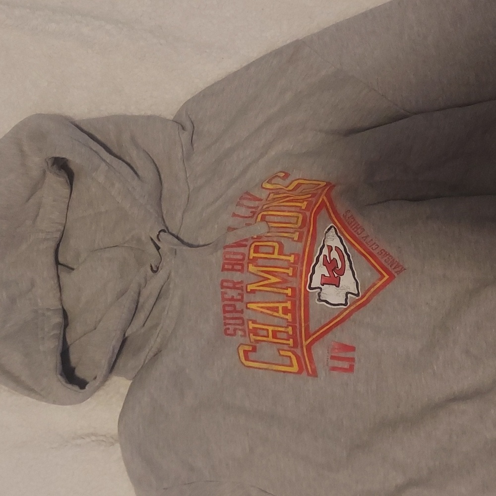 A cheifs hoodie, from the brand, fanatics, in the size XXL MENS. Grey.